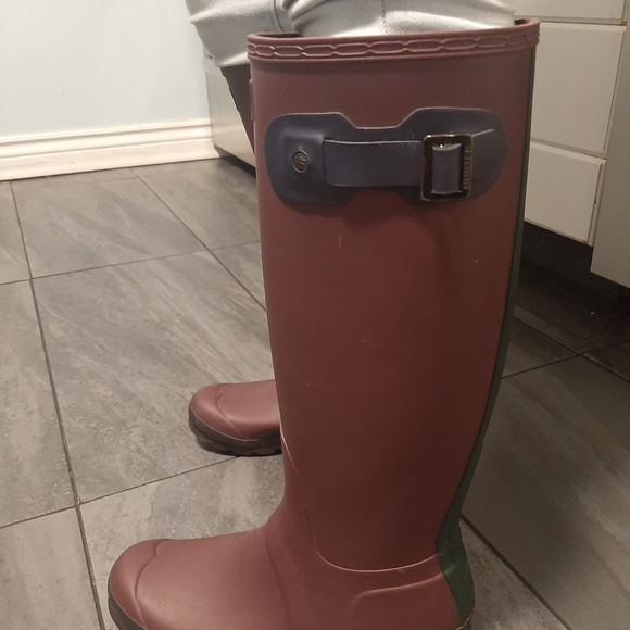 Hunter rain boots tall burgundy with green stripe and blue buckel. Sz 7 EU 38 - Picture 8 of 9